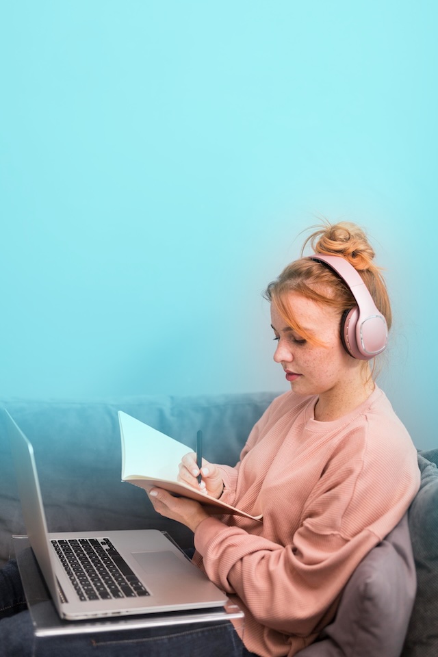 eDoer Top Image - Person is working on a laptop